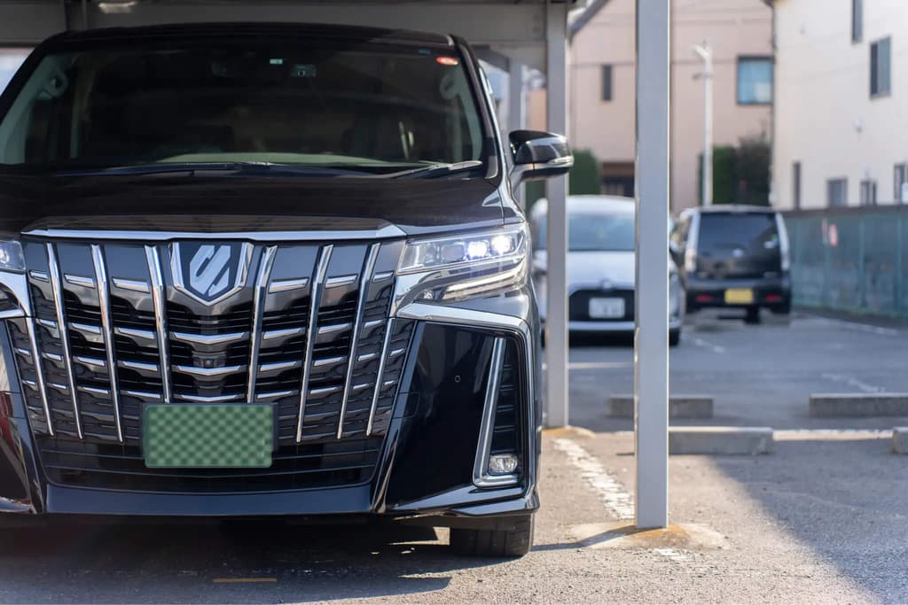 トヨタ・アルファードが駐車場に停まっている