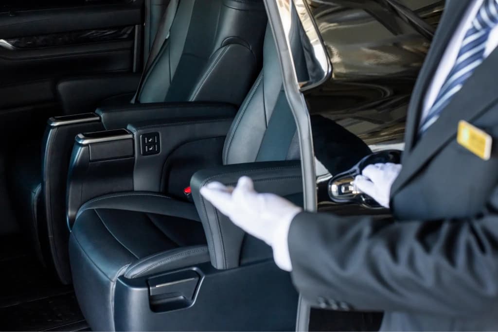 運転手が車内での道案内をしている